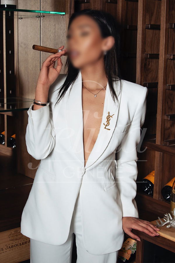 Escort girl de luxe pour service de facesitting à Genève, Milla