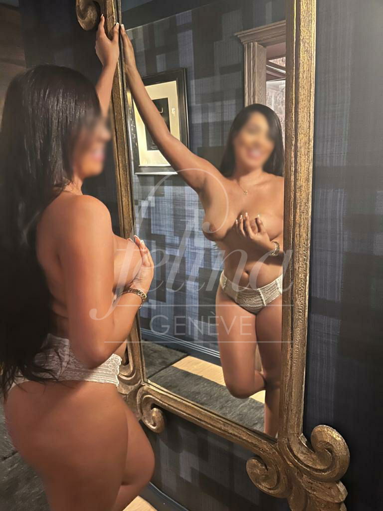 Escort colombiana en Ginebra para sexo con parejas, frente al espejo, Alejandra