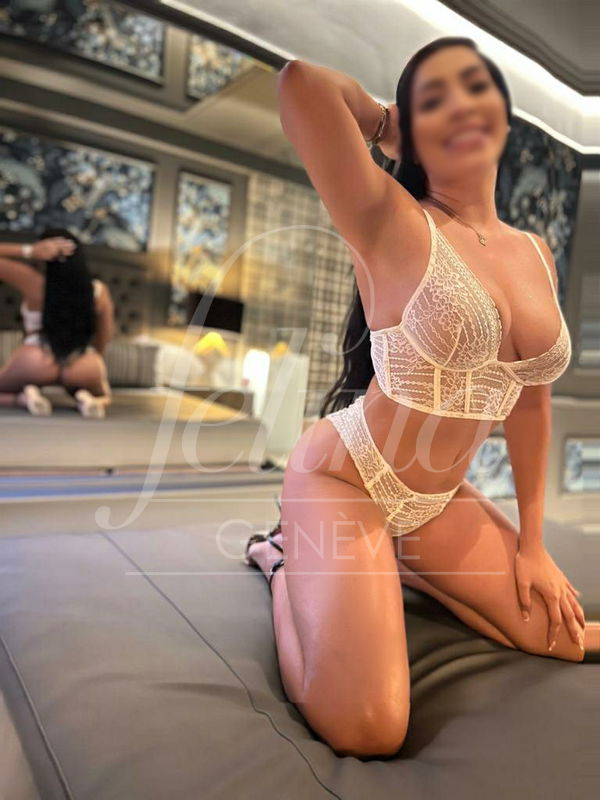 Exclusiva escort en Ginebra para pornstar experience, en lencería sensual, Alejandra