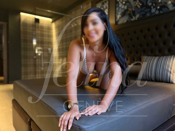 Call girl latina en salón erótico en Ginebra para trío, en lencería blanca, Alejandra