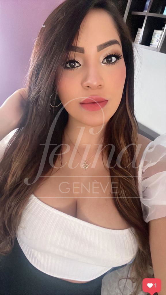 Escort VIP Geneva para actitud GFE, en blusa blanca, Alejandra