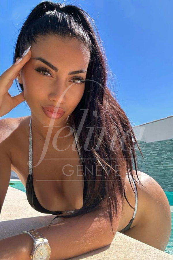 Sabrina, escorte de luxe en bikini, chez Felina Genève