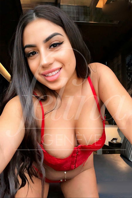 Escort morena de grandes pechos naturales para cubana, tomandose un selfie