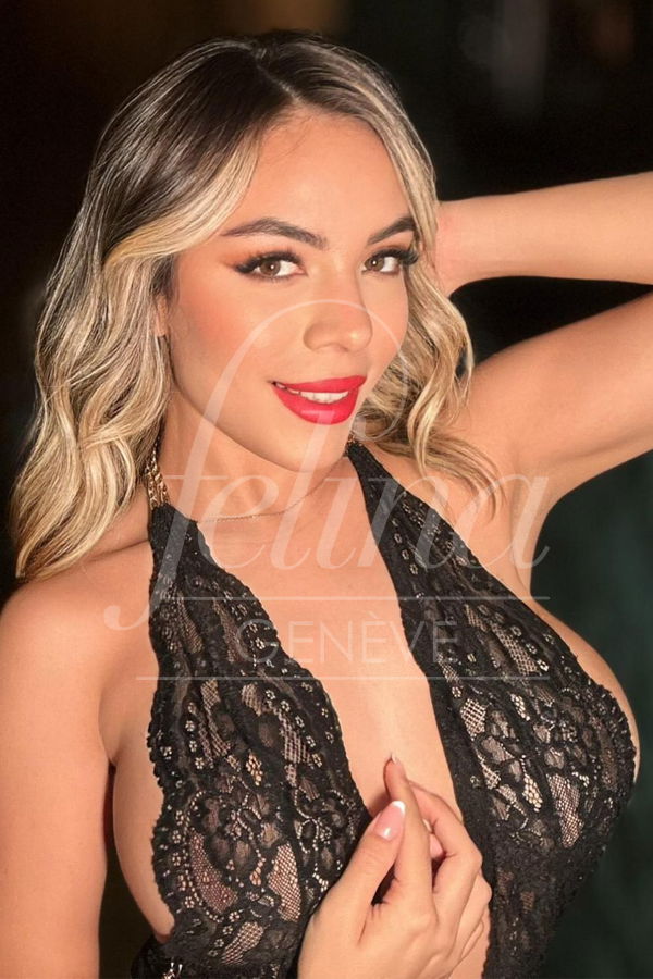 Escorte blonde de luxe en lingerie noire pour des massages érotiques chez Felina Geneva, Scarlet