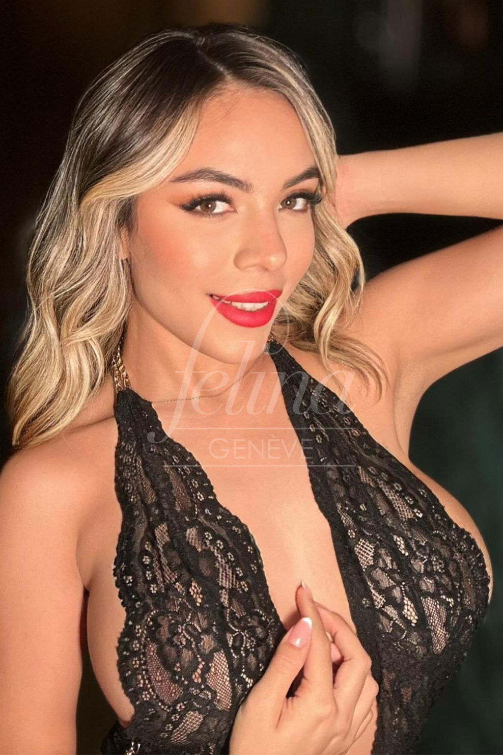 Escorte blonde de luxe en lingerie noire pour des massages érotiques chez Felina Geneva, Scarlet