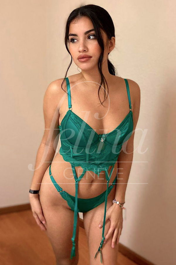 Escort teen en lingerie érotique bleu turquoise pour Girlfriend Experience et GFE