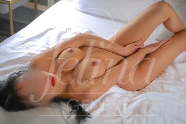 Escort and professional masseuse for a naturist erotic massage in Geneva 