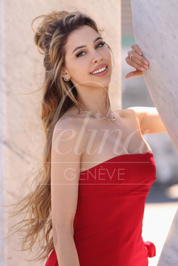 Escort sexy con vestido rojo ajustado para servicios de companía en Ginebra