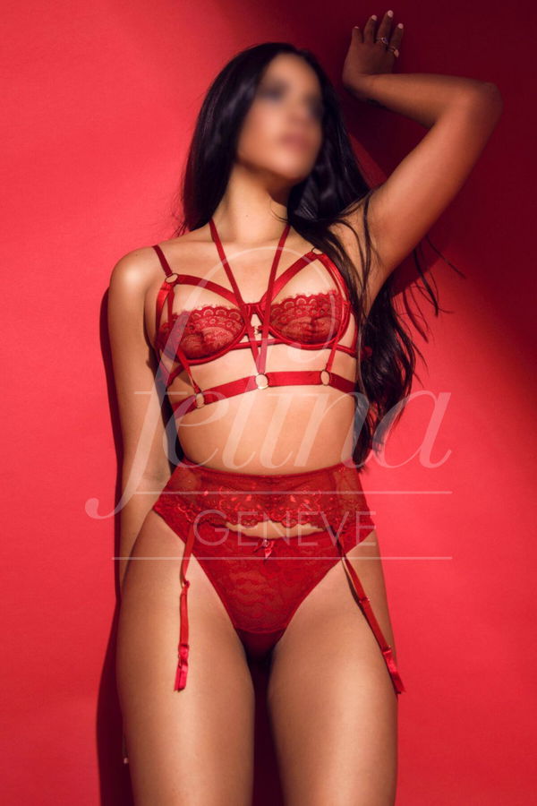 Escort Eaux Vives en lencería erótica roja para GFE y Girlfriend Experience en Ginebra