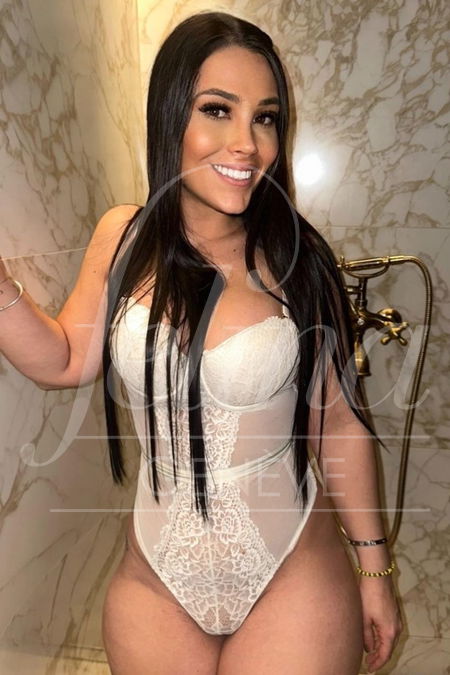 Escort GFE en body blanco para Girlfriend Experience en Ginebra